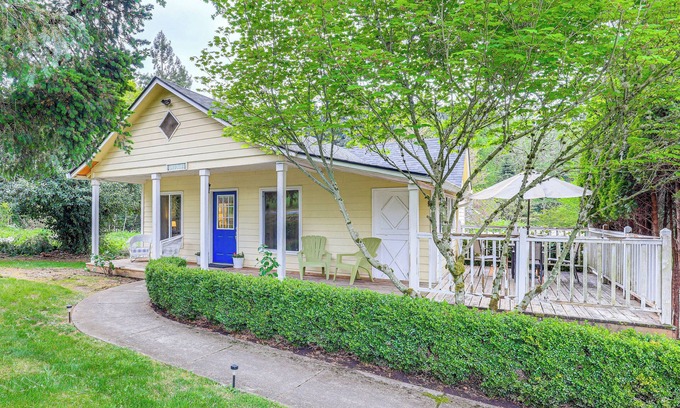 Carver Cabaña | 8 Mi to Columbia River Gorge: Cottage w/ Deck!