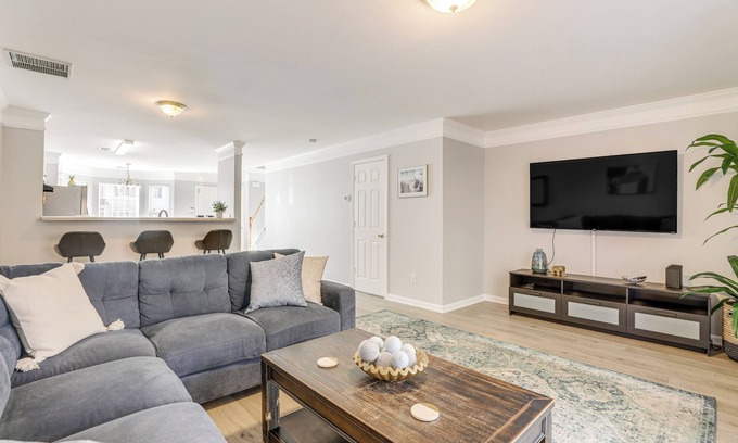 Southwestern Casa | 8 Mi to Downtown: Atlanta Townhome!