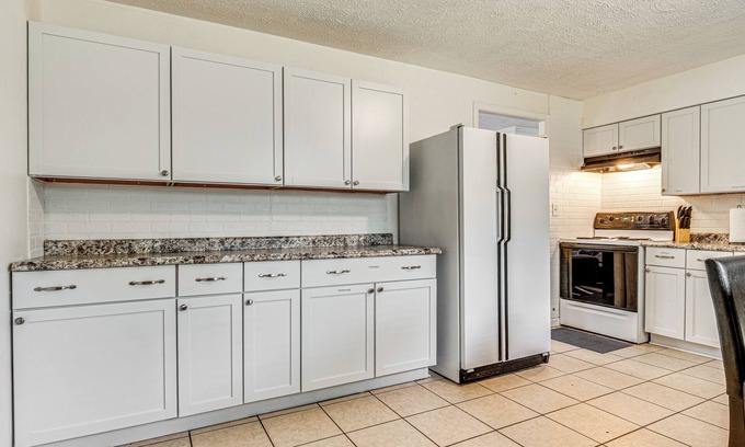 Indianapolis Cabaña | 8 Mi to Dtwn Indianapolis: Family Home w/ Yard!
