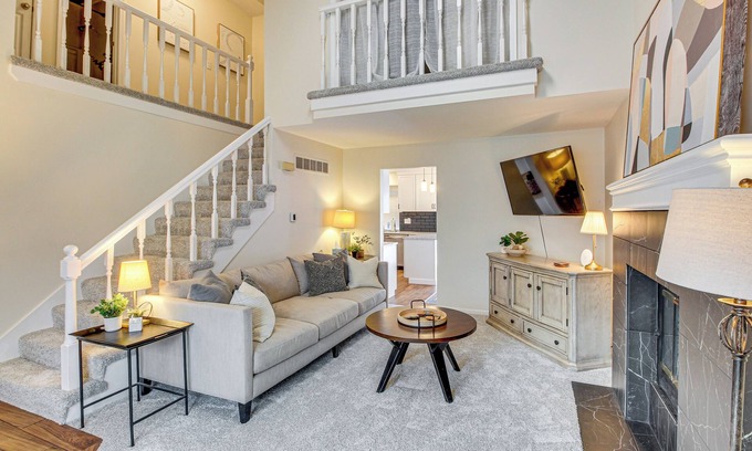 Overland Park Casa | 8 Mi to Dtwn Overland Park: Townhome w/ Yard!