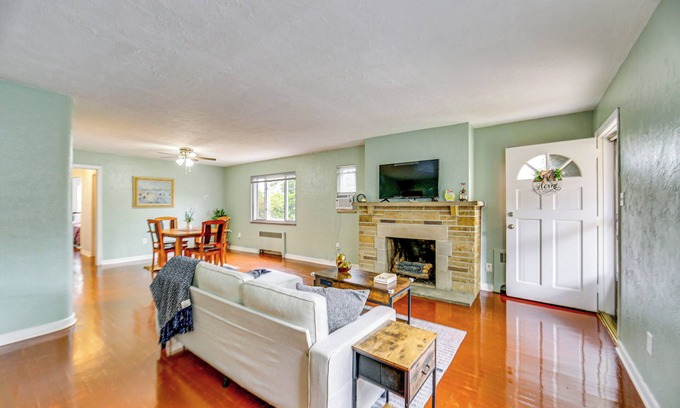 Forest Hills Apartamento | 8 Mi to Dtwn: Retreat w/ Balcony in Pittsburgh!