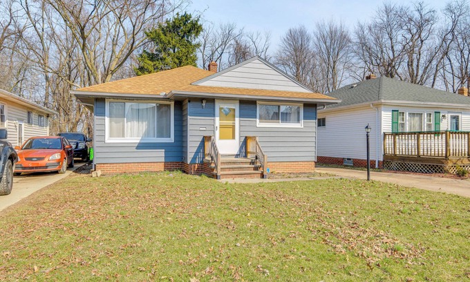 Garfield Heights Casa | 8 Mi to Dtwn Cleveland: Quiet Home w/ Fenced Yard