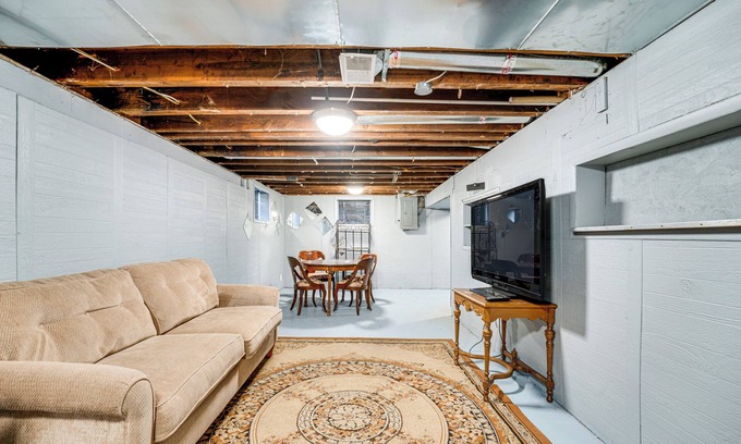 Detroit Cabaña | 8 Mi to Ford Field: Detroit Getaway w/ Fireplace!