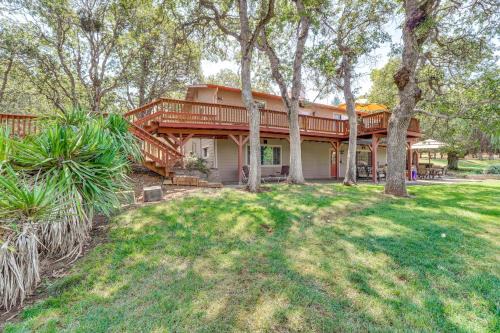 Jacksonville Casa | 8 Mi to Jacksonville Oregon Getaway with Deck!