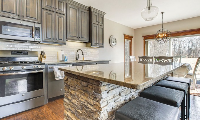 De Pere Cabaña | 8 Mi to Lambeau Field: Family Home in De Pere!