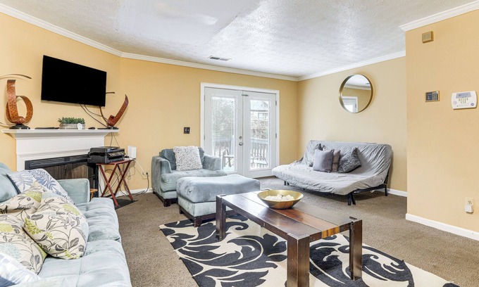 Lithonia Casa | 8 Mi to Stone Mountain: Quiet Getaway w/ Deck