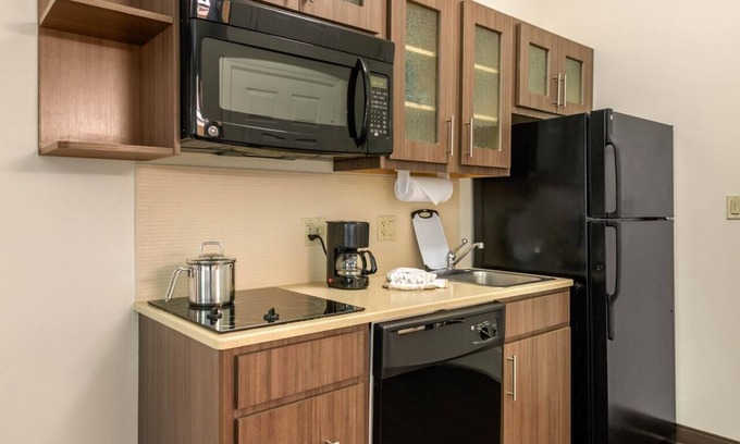 Biggar Hotel | 8 Miles Away from Fort Myers Beaches Family Room w/ Kitchen and Free Parking