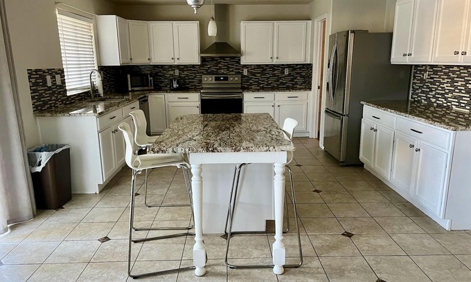 Green Valley Ranch Casa | 8 min from Airport large house