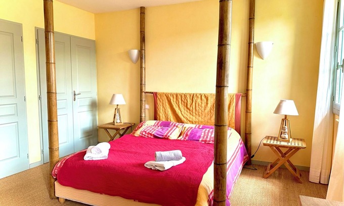 Estadens Cabina | 8-person self-catering cottage with shared pool and private garden facing the Pyrenees Mountains