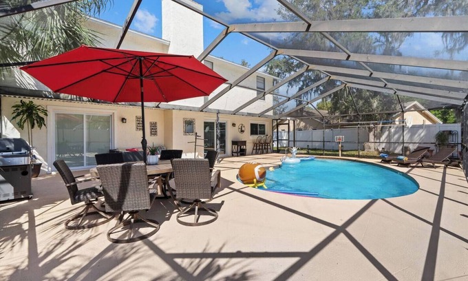 Bloomingdale Casa | 8 PPL. Bloomingdale House. Brandon/Top Area.