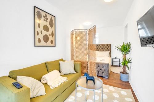 Hendon Casa | 8 Private Rooms with own kitchen & bathroom, Parking, 30min to Wembley Stadium, sleeps 16 to 20 people