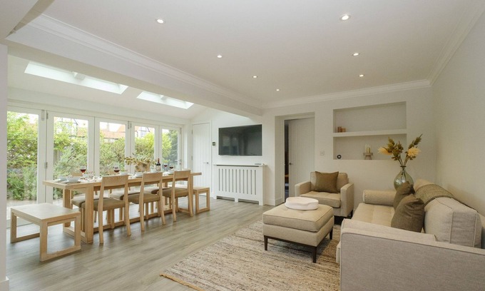 Thorpeness Cabaña | 8 Sanctuary - sleeps 12 guests in 6 bedrooms
