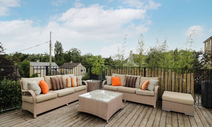 Malmesbury Cabaña | 8 THE LIGHT, pet friendly, character holiday cottage in Malmesbury