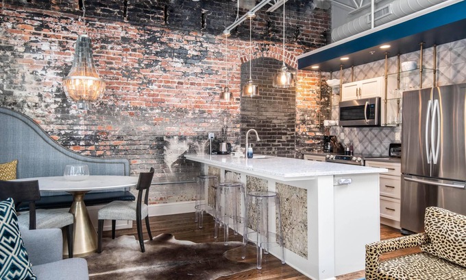 Downtown Asheville Apartamento | 80 LEX 203 Eclectic Industrial Apt Free Parking