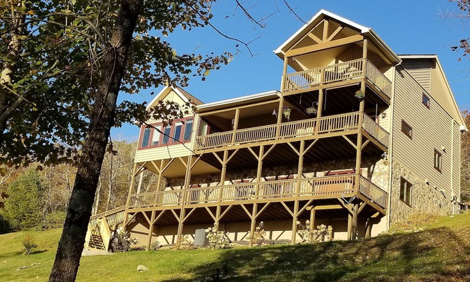 Blowing Rock Casa | Vista de 80 millas, Wi-Fi gratuito, mesa de billar, jacuzzi, pozo de fuego, habitaciones grandes, lugar privado
