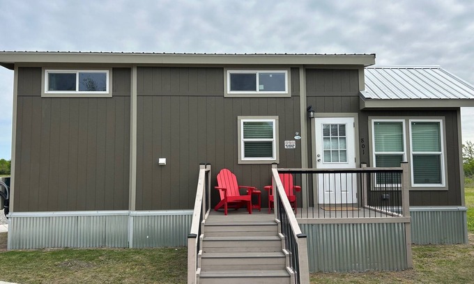 Honey Grove Cabina | 801 Cozy Loft cabin in delightful Honey Grove with AC, WiFi