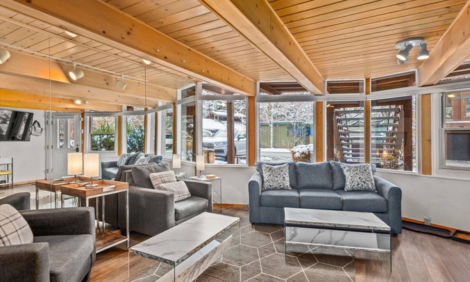 Aspen Condominio | 803 E. Durant Le Clairvaux #5 3 Bedroom Condo by RedAwning