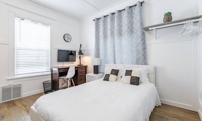 Kutzky Park Apartamento | RitaBNB-3 blocks to Mayo-SALE Cute Studio on Main Floor 8032