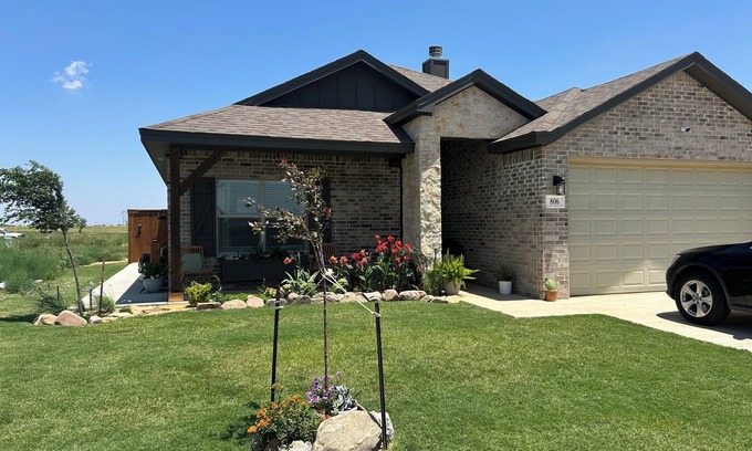 Wolfforth Casa | 806 House! 3/2 home in welcoming Wolfforth with AC, WIFI, TV, + filtered water