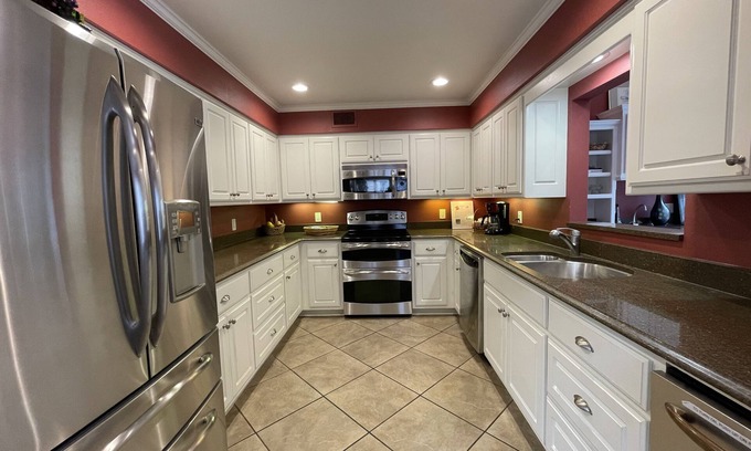 Mount Ida Condominio | 80BPD, Four bedroom, two 1/2 bath log-sided condo with lake view , garage by RedAwning