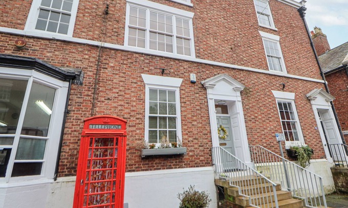 Tarporley Cabaña | 83 HIGH STREET, family friendly, with a garden in Tarporley