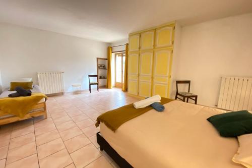 Althen-des-Paluds Casa | 84B3 - Freesia suite in 18th century Provencal farmhouse