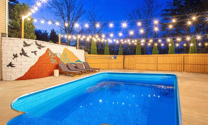 Hendersonville Casa | 85" TV, Arcade, Firepit, 350MB WiFi