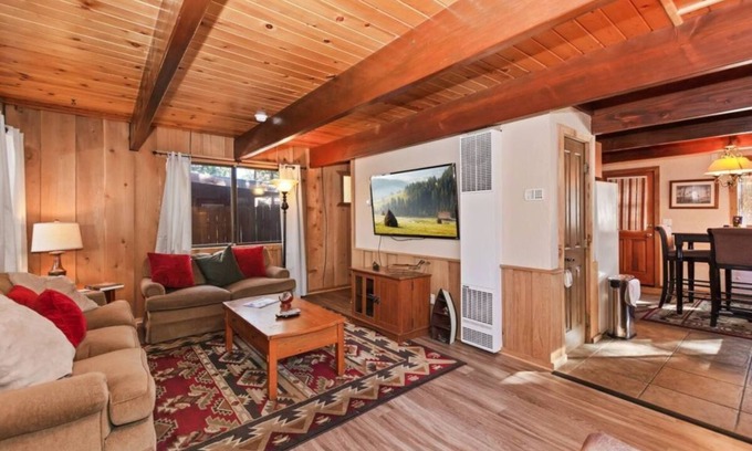 Big Bear Alquiler De RV | 88 Acres Cottage in Big Bear w/HotTub & Fireplace