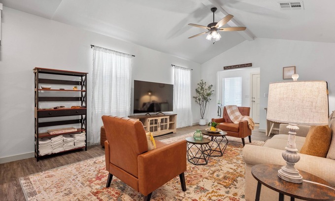 Southgate Casa | 88 Urban Nook , Cozy 3BR , Sleeps 6 , Grill , Pets + Fenced Yard