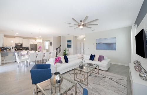 Loughman Casa | 8821JD LUXURY 6 BED/6 BA (SANITIZED)