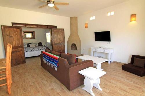 Cerritos Apartamento | 8AP Beautiful 1st Floor Condo, Pool Side, Cerritos