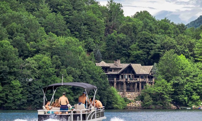 Topton Cabina | 8BR Lakefront Lodge| Hot Tub, Dock, Mountain Views