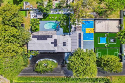Pompano Beach Casa | 8BR Resort with Pool & Tons of Games - 22 Guests