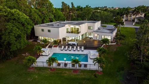 Plantation Casa | 8k SQ FT Villa Heated Pool Game Room Jacuzzi