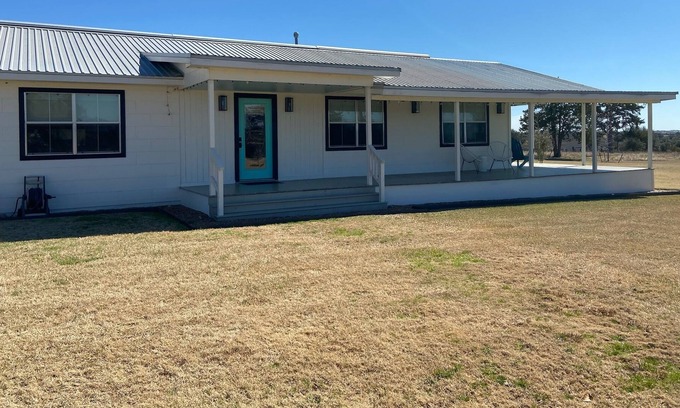 Fayetteville Otro | 8mi. to Roundtop- Remodeled Farmhouse+Party Barn+Pool