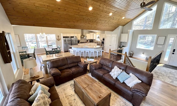 La Follette Casa | Southern Comfort II - 9B / 9B w / 2 Level Dock Beautiful Cove Setting
