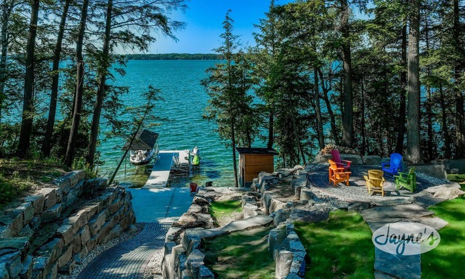 Innisfil Cabaña | 9 bdrm 14 bath cottage on Lake Simcoe, Pool! Hot tub! Tennis Court! Arcade Room!
