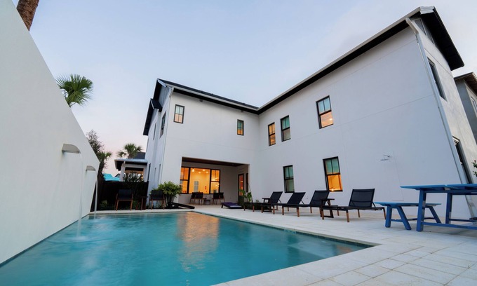 Florida Central Atlantic Coast Complejo | Theater Haven: 9BR Luxury Retreat + Private Pool