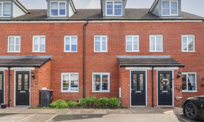 Newport Cabaña | 9 BLUEBELL LANE, pet friendly, with a garden in Newport, Shropshire