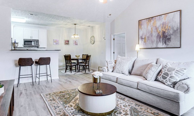 Fayetteville Condominio | 9 Mi to Dtwn Fayetteville: Condo w/ Pool Access!