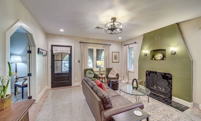 Sand Springs Casa | < 9 Mi to Dtwn Tulsa: Lovely Home w/ Yard & Deck!