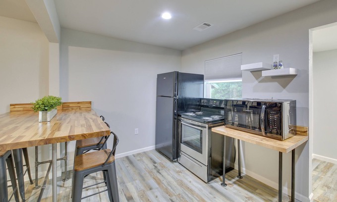 Royal Cabina | Bright Cabin w/ Spacious Deck and Fire Pit!