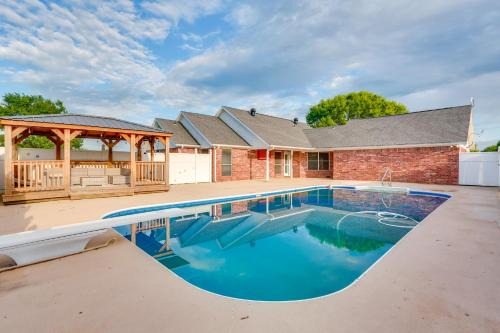 Calera Casa | 9 Mi to Lake Texoma Calera Escape with Gazebo!