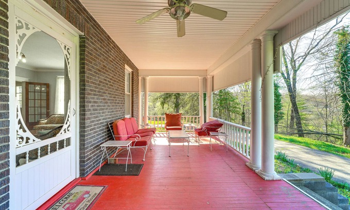 Redstar Casa | 9 Mi to New River Gorge: Spacious Retreat w/ Porch