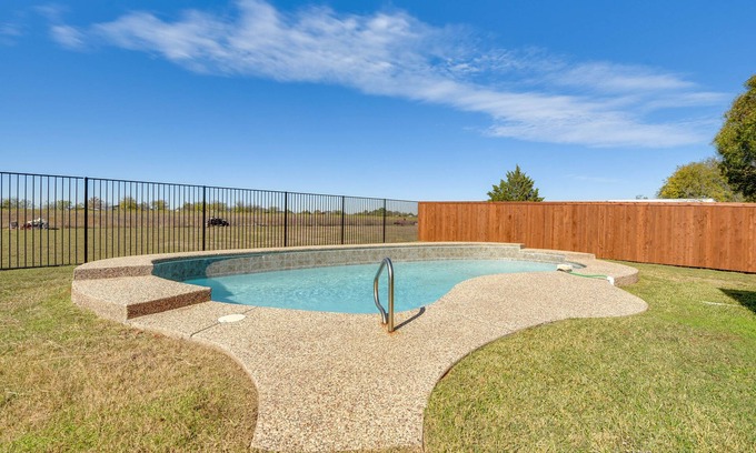 Sanger Casa | 9 Mi to Ray Roberts Lake: Texas Retreat w/ Pool