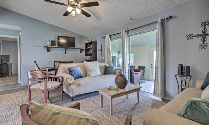 Pine Hills Casa | ~ 9 Mi to Universal: Orlando Retreat w/ Sun Porch!