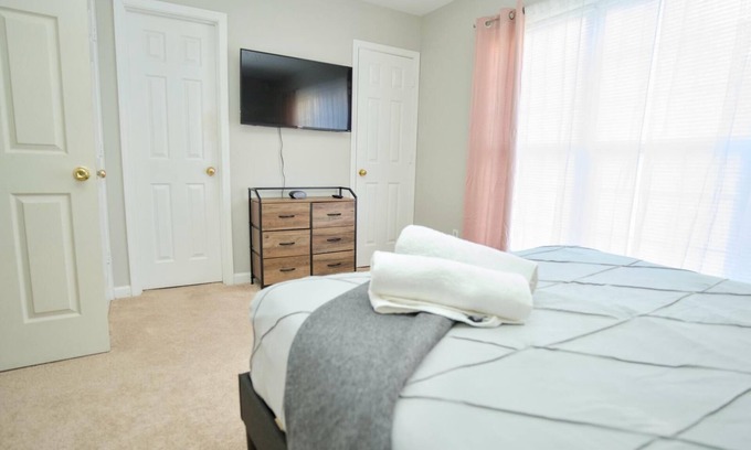 Southeast Raleigh Casa | 9 Mins From Downtown Free Parking Workspace