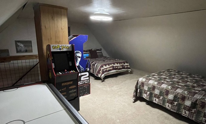 Cold Springs Cabina | 9 minutes to Pinecrest, Cozy cabin with WiFi and Arcade loft