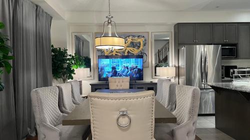 Vaughan Casa | 9 Queen Beds, 18 Guests-Kleinburg Luxe Crown Town Residence