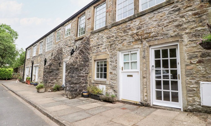 Airton Cabaña | 9 RIVERSIDE WALK, pet friendly, character holiday cottage in Gargrave